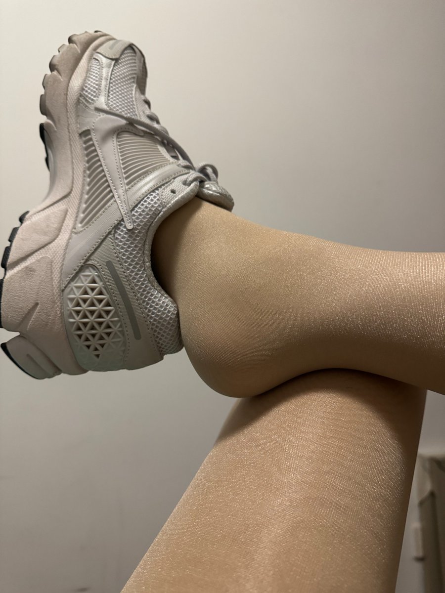pss86868's tweet photo. 一开始老板娘和另外的客人都没注意到我的丝袜腿，后来到我做面部护理的时候，我躺在护理床上故意把本就很短的热裤又往上拉到大腿根，让两条丝袜腿完全暴露出来，这时候听到老板娘低声笑了一下，估计应该被她注意到了，但是她并没有说什么。#连裤袜 #pantyhose #cd #丝袜露出 https://t.co/lUd32NIfbQ