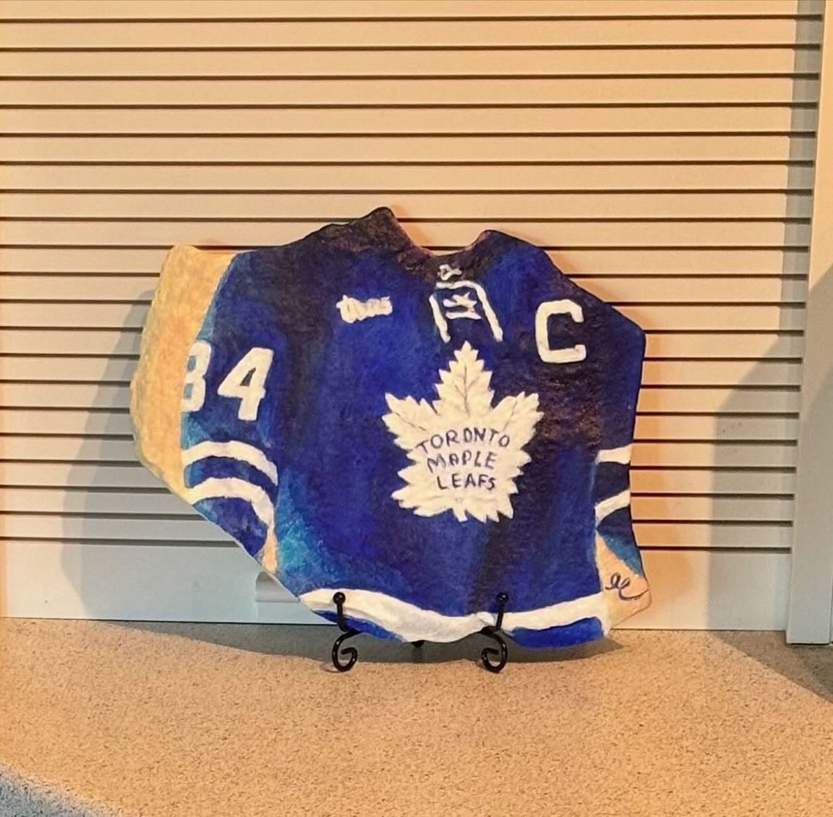 MaryGair's tweet photo. Commissioned rock in its new man-cave home. These make great Christmas gifts! Order early. #goleafsgo #originalart #artforsale #paintingonrock #mancave #oneofakind #sportsart #homedecor #tabletopart #hockeyart @SalmingandMe @Johnubacon https://t.co/ttSKsl6hlh
