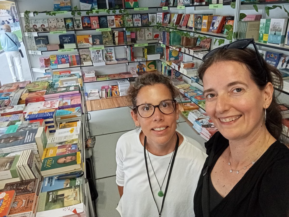 PebreNegre_llib's tweet photo. Oficialment a @lasetmana ✨📚 Ens trobareu a la caseta 68-69 amb les nostres estimades de la llibreria @LaImpossible fins al 29 de setembre al passeig Lluís Companys 🩷 https://t.co/HytklFhcxY