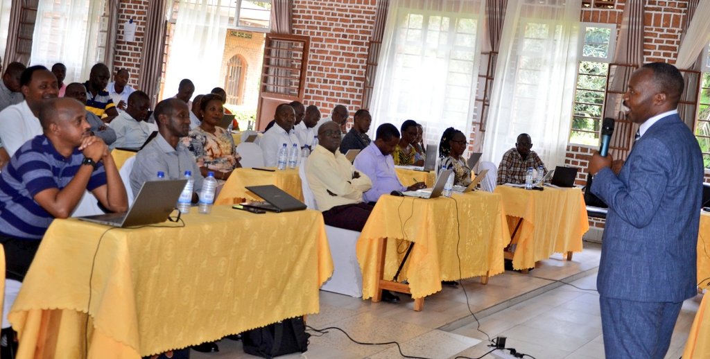 Mu mahugurwa y'abakozi bashinzwe gukurikirana ibikorwa by'Inama Njyanama n'Abajyanama ba Komite Nyobozi z'Uturere n'Umujyi wa Kigali, Umuyobozi w'Akarere <a href="/promulindwa/">MULINDWA Prosper</a> yatanze ikiganiro cyagarutse ku mikorere n'imikoranire y'Inama Njyanama na Komite Nyobozi z' Uturere.