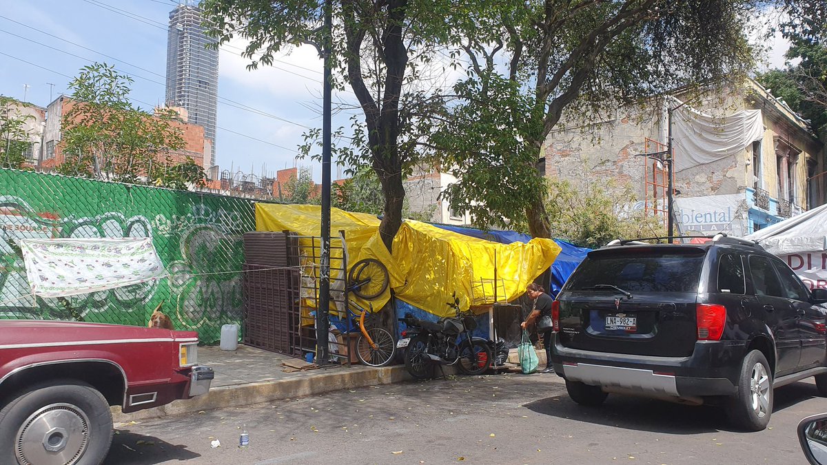 Hoy cumple un mes un nuevo campamento en vía pública de personas mexicanas en la calle #AbrahamGonzález101 en la #ColoniaJuárez. Solicitamos a <a href="/AlcCuauhtemocMx/">Alcaldía Cuauhtémoc</a> remover los enseres domésticos y objetos que impiden movilidad de personas peatones y arroyo vehicular. Solicitamos a