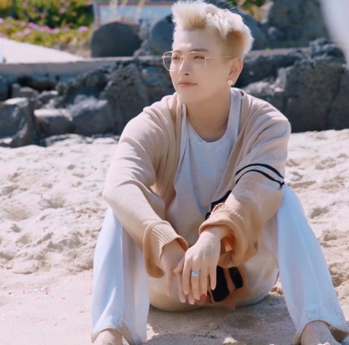 Modern Fantasy AU where Hxngjxxng is a writer for adventure novels and travels to a coast town for some research.
He's heard rumors about a tall figure clad in white showing up on the beach at night sometimes. No one has spoken to the person that many think is a ghost, but+