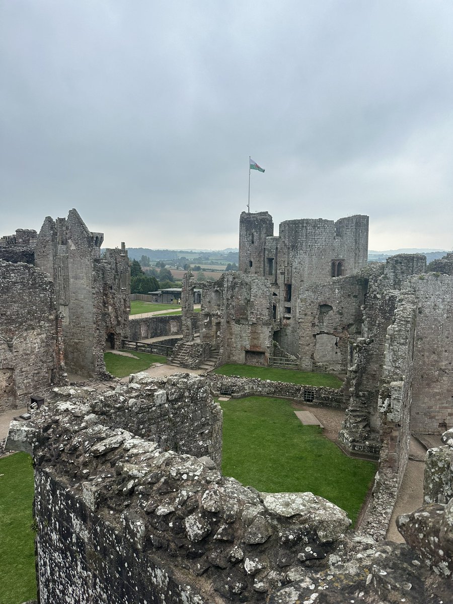 A trip to Raglan Castle to launch our new topic ‘Keys To The Kingdom’ for #GilwernYear5. A huge thank you to Mr Nelmes who helped us learn about the history of castles in our local area #EIC #LI #Hum <a href="/EAS_Humanities/">EAS_Humanities</a> 🏰🤴🏻🗡️