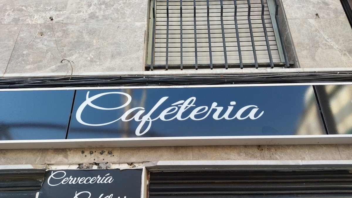 Trabafaltas3000's tweet photo. ☕💤Mucho café pero no es suficiente para mantenerlos despiertos para escribir correctamente🤦‍♂️👇 .

🚨La palabra "cafetería" es una palabra llana que se escribe con tilde en la "i" para romper el diptongo con la "a"👍. https://t.co/CrH19s5W59