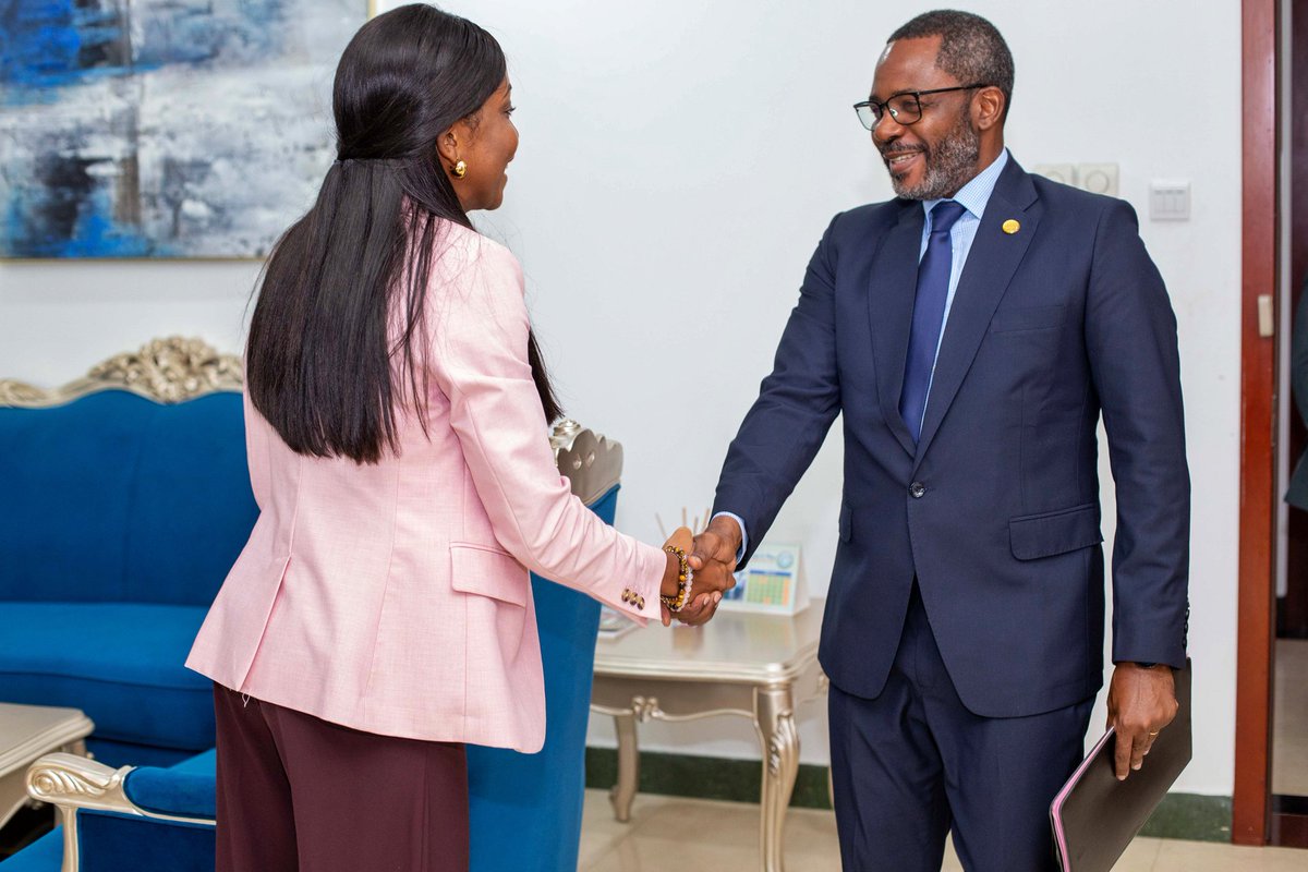 La Directora General de GEPetrol, Doña Teresa Isabel Nnang Avomo, ha recibido este viernes al Excmo. Señor Don Gabriel Mbaga Obiang Lima, quien ha asumido recientemente la presidencia del Comité de Asociaciones Estratégicas y Financiación del Sistema de Oleoductos del CABEF.