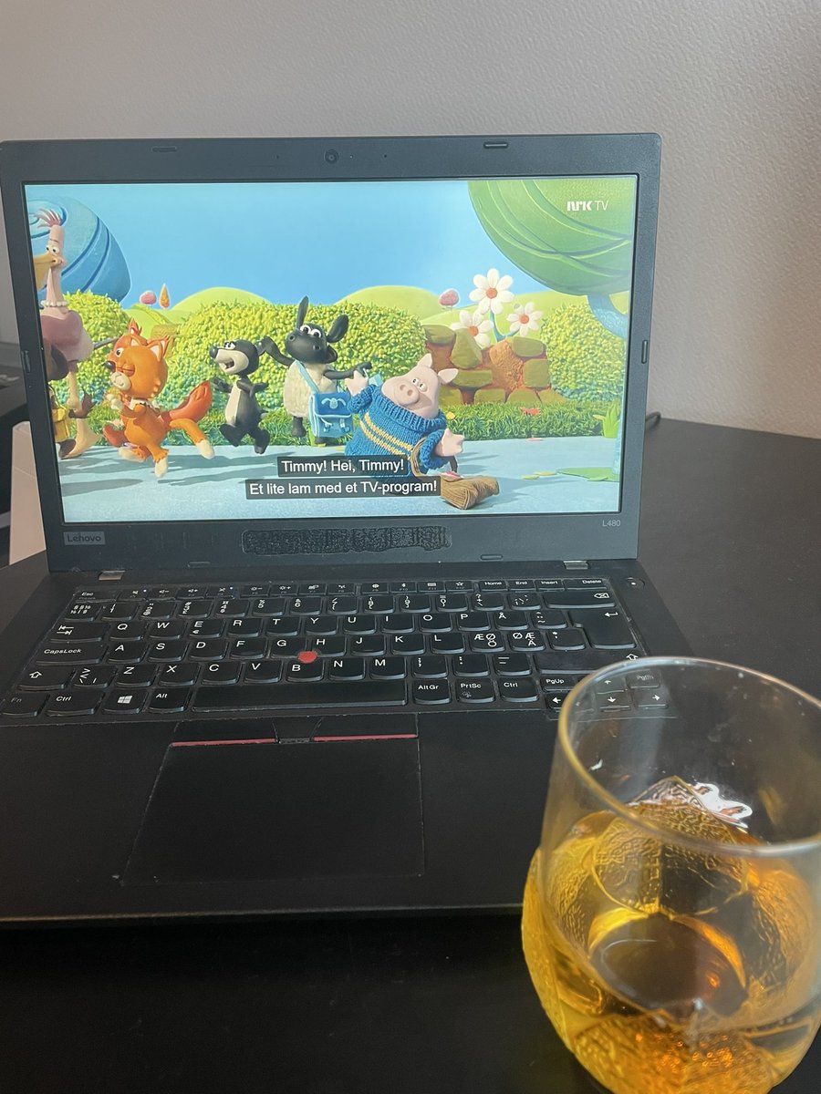 Klokken er 18:00. Da setter vi på Timmy Tid (bare de første fem minuttene av den første episoden) og tar et lite glass juice. Så glemmer vi, i en liten stund i alle fall, at det finnes leggetid, pottetrening, sure barnehagetanter, gulrøtter og fantorangen.
