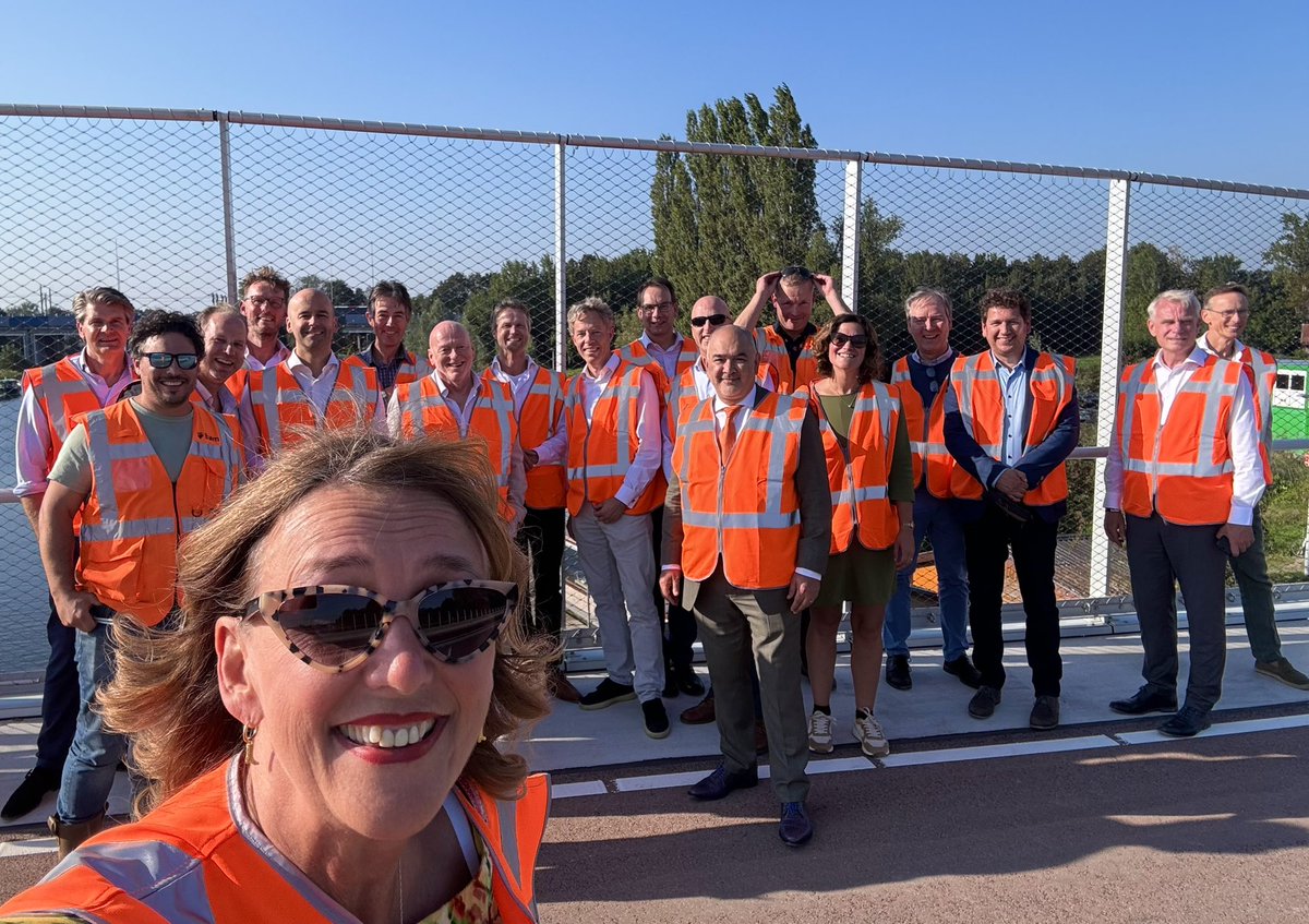 marjaruigrok's tweet photo. Voorbeeld infra-project 💪🏼 https://t.co/Mi8wYCUoxY Sneller klaar, binnen budget en in goed overleg met de buren, kom daar nog maar eens om @BAMbouwtechniek @Schiphol @AmsterdamNL @haarlemmermeer @Vervoerregio #kunst #kunstwerk #infra #busbaan #doorfietsroute @NieuwWest https://t.co/ewfwq8lBcT
