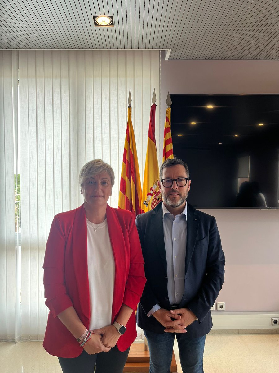 Paco Aranda (@arandapaco) on Twitter photo Gràcies alcaldessa <a href="/condedolors/">Dolors Conde Dominguez</a> per la teva rebuda a l ajuntament de Castellbisbal, en ma meva visita com a diputat del Congrès i on he pogut conèixer de primera ma la situació i els reptes que teniu i he tingut l honor de signar al llibre de la ciutat. Gràcies alcaldessa <a href="/condedolors/">Dolors Conde Dominguez</a> per la teva rebuda a l ajuntament de Castellbisbal, en ma meva visita com a diputat del Congrès i on he pogut conèixer de primera ma la situació i els reptes que teniu i he tingut l honor de signar al llibre de la ciutat.