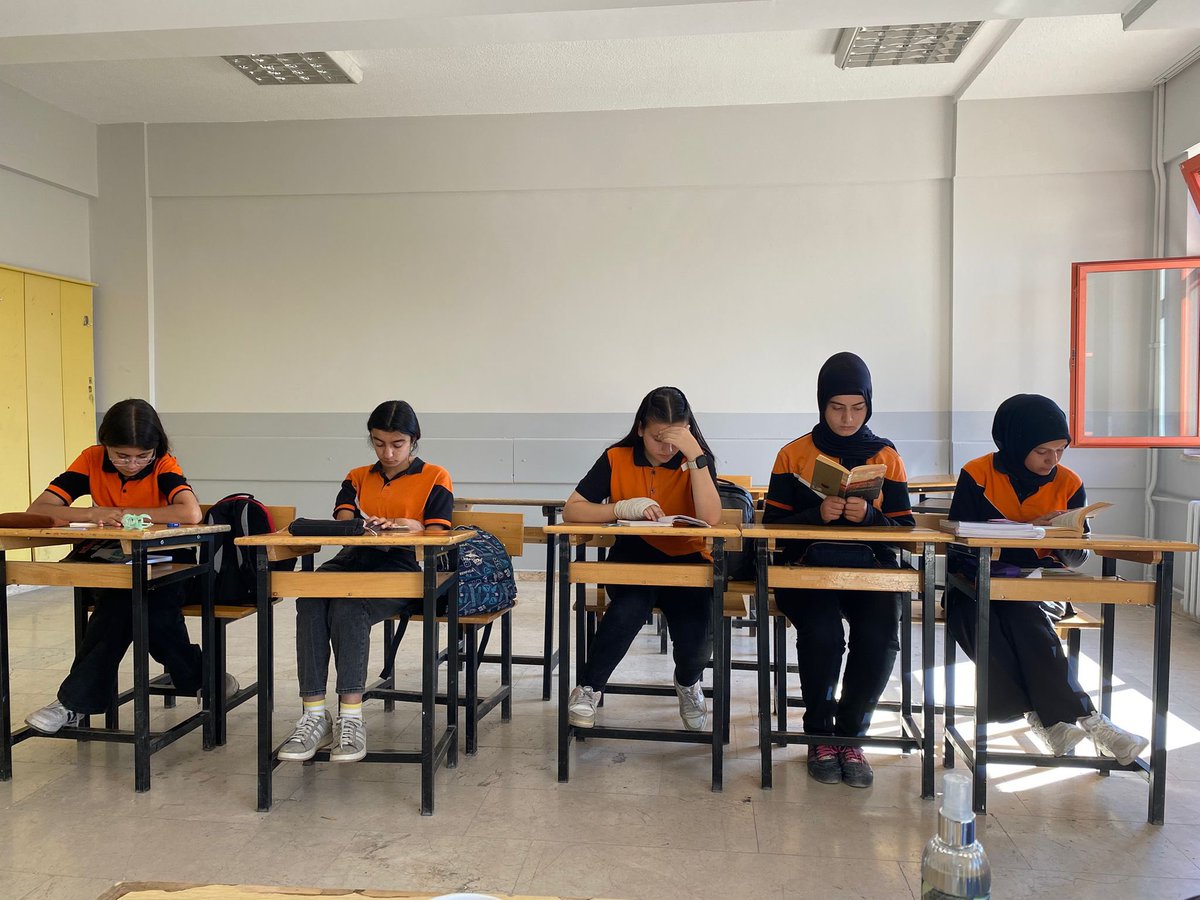 Sivas’ta kitap okuma seferberliği ve bilgi yolculuğu sabah okulda başlıyor, akşam evde devam ediyor. 
#OkuyanSivasAilesi 
<a href="/tcmeb/">Millî Eğitim Bakanlığı</a> <a href="/yusuf__tekin/">Yusuf Tekin</a> <a href="/sivasvaliligi/">Sivas Valiliği</a> <a href="/valisimsek/">Yılmaz Şimşek</a> <a href="/sivasmem/">Sivas Millî Eğitim Müdürlüğü</a> <a href="/necatiyener_/">Necati YENER</a> <a href="/Sivas_HEDEF/">Sivas Hedef Projesi</a>