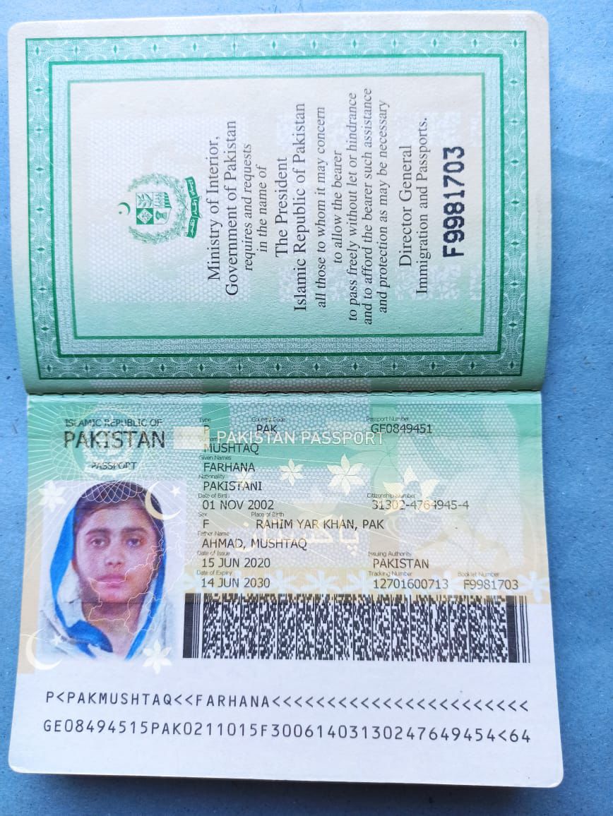 ShakirAwan88's tweet image. چائینہ میں تعلیم کےلیے جانے والی خانپور کی فرحانہ مشتاق طبعیت ناساز ہونے کے باعث وفات پا گئیں،،، اب چائینہ میں پاکستان کا سفارت خانہ فیملی سے 32 لاکھ روپے ڈیڈ باڈی کے لانے اور دیگر اخراجات کی مد میں مانگ رہابہے،،، وزرات خارجہ حکام سے اپیل ہے کہ انسانی ہمداری کی بنیاد پر بچی کی…