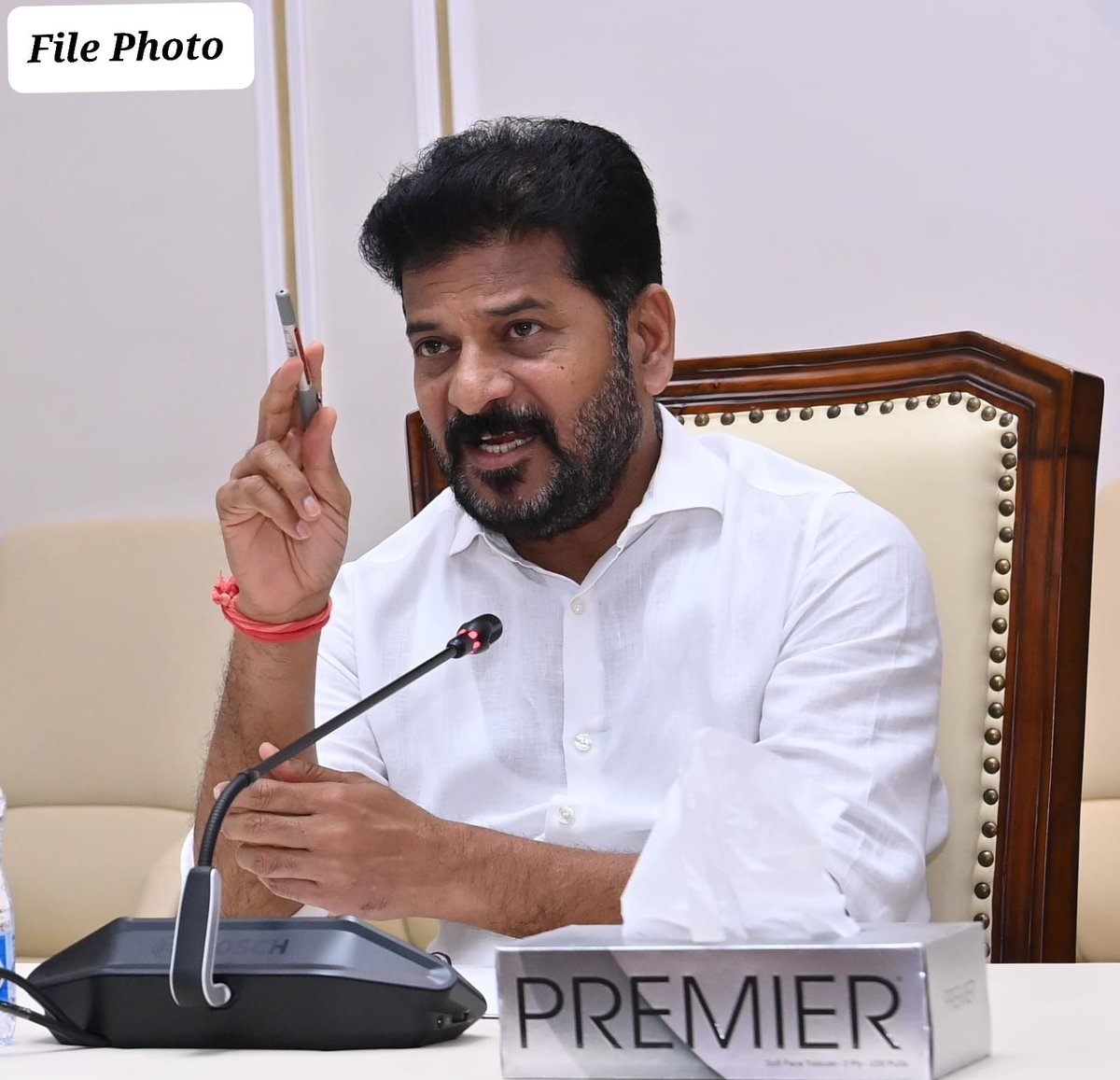 TelanganaCMO's tweet photo. ముఖ్యమంత్రి ఎ.రేవంత్ రెడ్డి గారి అధ్యక్షతన జరిగిన మంత్రిమండలి సమావేశం పలు కీలక నిర్ణయాలు తీసుకుంది. తెలంగాణలోని మూడు ప్రధాన విద్యా సంస్థలకు ప్రముఖుల పేర్లను ఖరారు చేసింది. హైదరాబాద్ కోఠీలోని మహిళా విశ్వవిద్యాలయానికి వీరనారి చాకలి ఐలమ్మ గారి పేరును, తెలుగు విశ్వవిద్యాలయానికి సాంఘిక, సాహిత్యోద్యమ నేత సురవరం ప్రతాపరెడ్డి గారి పేరును, కొత్తగా ఏర్పాటు చేసిన ఇండియన్ ఇనిస్టిట్యూట్ ఆఫ్ హ్యాండ్లూమ్ టెక్నాలజీకి స్వతంత్య్ర సమరయోధుడు కొండా లక్ష్మణ్ బాపూజీ గారి పేరును మంత్రిమండలి నిర్ణయించింది.

* హైదరాబాద్‌లో చెరువులు, కుంటలు, నాలాలు, ప్రభుత్వ ఆస్తుల పరిరక్షణకు ఏర్పాటు చేసిన హైడ్రాను బలోపేతం చేయడం, వాల్టా చట్టంతో పాటు హెచ్ఎండీఏ, జీహెచ్ఎంసీ, మెట్రో వాటర్ బోర్డుకు ఇప్పుడున్న అధికారాలను హైడ్రా కమిషనర్‌కు అప్పగించడం.

* తెలంగాణ కోర్ అర్బన్ రీజియన్ (ఓఆర్ఆర్ లోపల ఉన్న హైదరాబాద్ సిటీ ఏరియా) పరిధిలో ప్రభుత్వ స్థలాలు, చెరువులు, కుంటలు, నాలాలన్నీ పరిరక్షించే బాధ్యతలను హైడ్రా తీసుకుంటుంది.

* కోర్ అర్బన్ రీజియన్‌లో జీహెచ్ఎంసీతో పాటు 27 అర్బన్ లో��ల్ బాడీస్, 51 గ్రామ పంచాయతీలు ఉన్నాయి. వీటిలో హైడ్రా కమిషనర్‌కు అవసరమైన అధికారాలు కల్పించేలా చట్ట సవరణకు కేబినేట్ ఆమోదం.

* కోర్ అర్బన్ సిటీలోని అన్ని చెరువులు, కుంటలు ఆక్రమణలకు గురి కాకుండా సీసీ కెమెరాలతో నిఘా పెట్టి ఇంటిగ్రేటేడ్ కమాండ్ కంట్రోల్ సెంటర్‌తో అనుసంధానం చేయడం.

* హైడ్రాకు అవసరమైన దాదాపు 169 మంది అధికారులు, 946 మంది అవుట్ సోర్సింగ్ ఉద్యోగులను వివిధ విభాగాల నుంచి డిప్యూటే��న్ మీద నియమించుకునేందుకు అనుమతి. 

* ఖరీఫ్ సీజన్ నుంచే సన్నవడ్లకు 500 రూపాయల బోనస్.  

* రీజనల్ రింగ్ రోడ్డు దక్షిణ భాగం అలైన్మెంట్ ఖరారు చేసేందుకు ఆర్ అండ్ బీ స్పెషల్ చీఫ్ సెక్రటరీ అధ్వర్యంలో 12 మందితో కమిటీ ఏర్పాటు.

* ప్రస్తుతం అమల్లో ఉన్న పోలీస్ ఆరోగ్య భద్రత స్కీమును ఎస్పీఎఫ్‌కు కూడా వర్తింపజేయడం.

* తెలంగాణ ట్రేడ్ ప్రమోషన్ కార్పొరేషన్ ఆధ్వర్యంలో మనోహరాబాద్ మండలంలో మల్టీ మోడల్ లాజిస్టిక్ పార్క్‌కు భూమి కేటాయింపు.

* ఖమ్మం జిల్లా ఎర్రపాలెం మండలంలో ఇండస్ట్రియల్ పార్కు ఏర్పాటుకు 58 ఎకరాల భూమి కేటాయింపు.

* ములుగు జిల్లాలోని ఏటూరునాగారంలో ఏర్పాటు చేసిన ఫైర్ స్టేషన్‌కు 34 మంది సిబ్బంది మంజూరు.

* రాష్ట్రంలో కొత్తగా అనుమతి పొందిన 8 మెడికల్ కాలేజీలకు అవసరమైన బోధన, బోధనేతర సిబ్బందికి సంబంధించిన దాదాపు 3 వేల పోస్టుల మంజూరు

* ఎస్‌ఎల్‌బీసీ ప్రాజెక్టు పనులను రెండేండ్లలో పూర్తి చేసి నల్గొండ జిల్లాలో 4 లక్షల ఎకరాలకు సాగునీటిని అందించి రైతుల చిరకాల కోరికను నెరవేర్చడం.

* కోస్గి ఇంజనీరింగ్ కాలేజీకి, హకీంపేటలో జూనియర్ కాలేజీకి అవసరమైన పోస్టులు మంజూరు. #Telangana #CabinetDecisions #HYDRAA