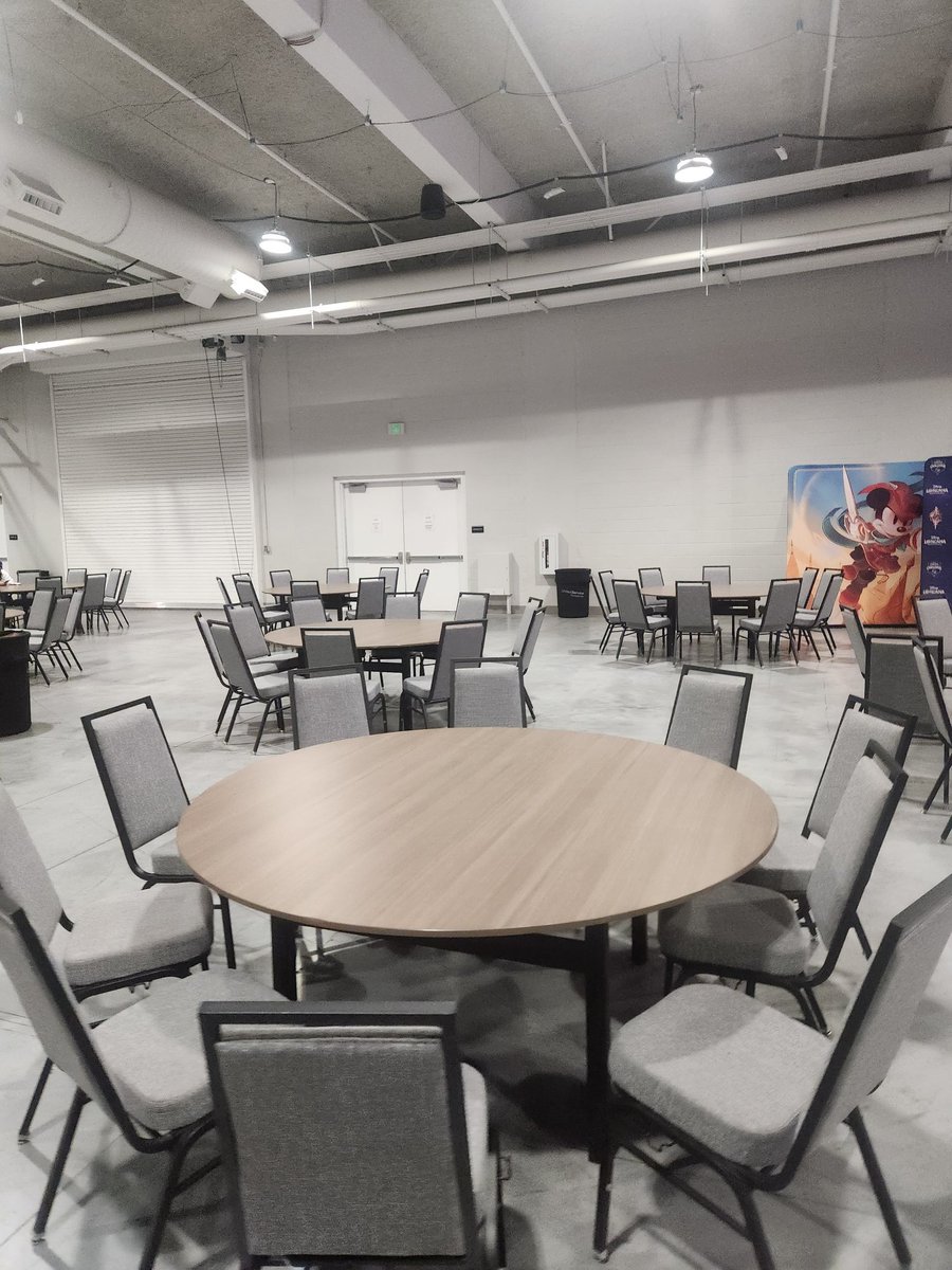 Nive_the_Nerd's tweet photo. Viewing area for feature matches at #DLCLV https://t.co/vKywtYv4Ri