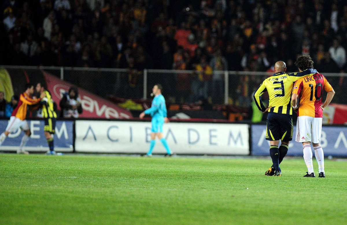 ofsaytcomapp's tweet photo. Fenerbahçe-Galatasaray derbilerinde atılan bazı golleri sizin için derledik. 

BAŞLIYORUZ!

#FBvGS https://t.co/YOhtURSBQq