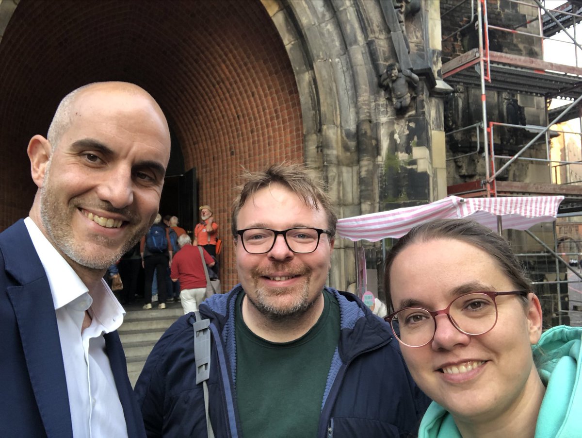 Keine Almosen: Nicht um Geld betteln, sondern es selbstbestimmt verdienen. Menschen in schwierigen Lebenslagen eine Stimme und eine Perspektive geben - das ermöglicht die Straßenzeitung Asphalt seit 30 Jahren! Auf viele weitere Jahre! 💚🎉