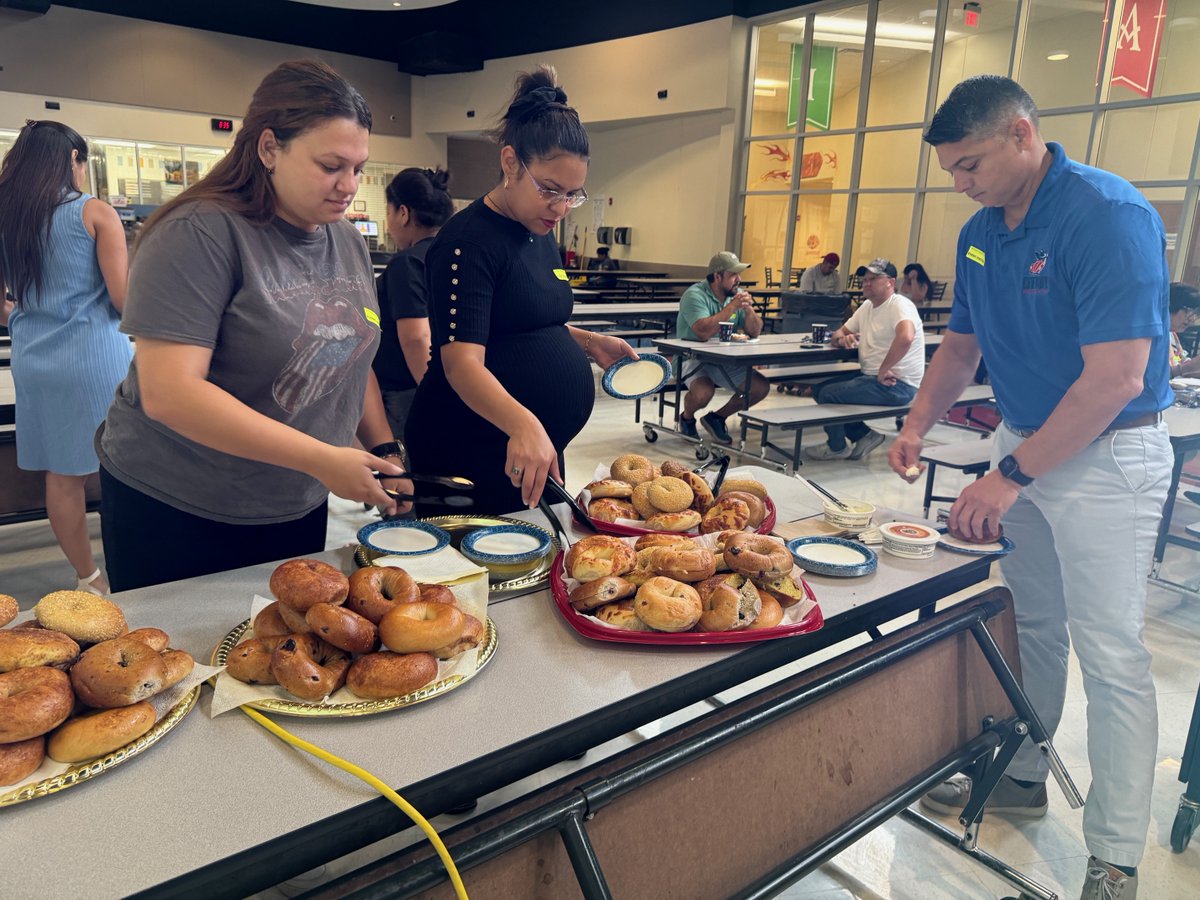 Our Multilingual Education Dept. &amp; Newcomer CARE Specialists hosted the first class for Spanish-speaking parents called 𝙈𝘼𝙎 𝙐𝙣𝙞𝙙𝙤𝙨 <a href="/PISD_Mitchell/">Mitchell Elementary</a>, helping foster connections and a better understanding of the U.S. School system. tinyurl.com/masunidos
#TeamPlanoISD