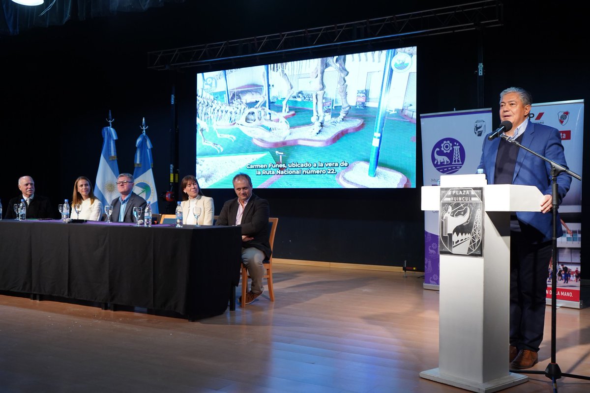 Rolo_Figueroa's tweet photo. CODO A CODO CON CADA INTENDENTE

En Plaza Huincul firmamos distintos convenios para la construcción de la Escuela 22 y obras de repavimentación y bacheo por casi tres mil millones de pesos. 

@ClauLarraza está haciendo un gran trabajo en la localidad, en un cambio de paradigma que estamos llevando adelante en la provincia. Y los primeros en entenderlo fueron los intendentes, quienes se pusieron al hombro las obras que corresponden a sus municipios. Sepan que siempre van a contar con nuestro apoyo para llevar adelante la infraestructura que necesitan los vecinos.