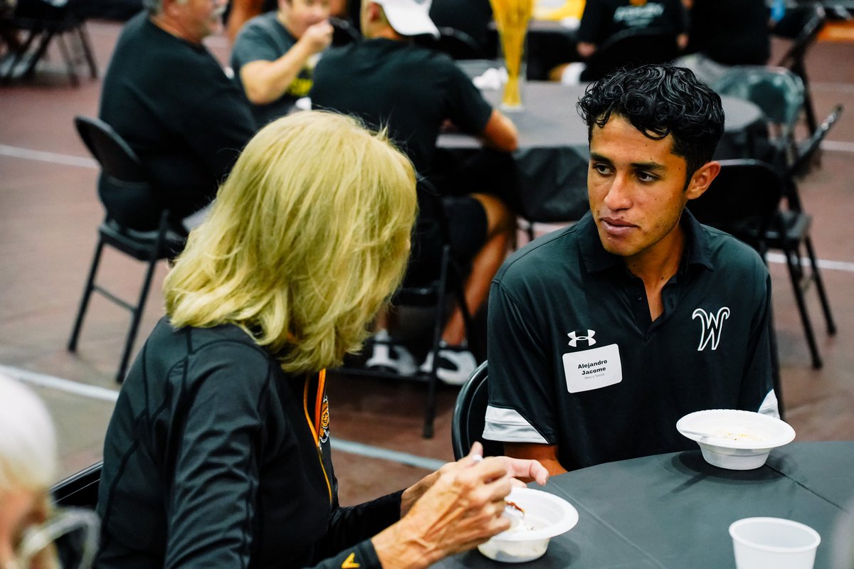 GoShockersMTEN's tweet image. Sweet treats and great fans! 🍦