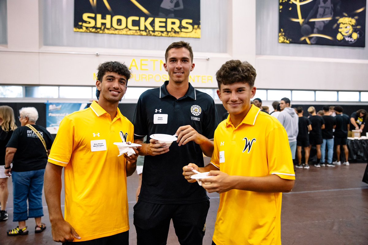 GoShockersMTEN's tweet image. Sweet treats and great fans! 🍦