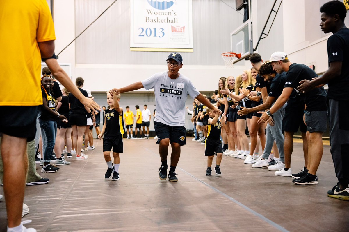 GoShockersMTEN's tweet image. Sweet treats and great fans! 🍦