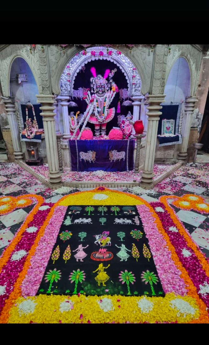 🌹मनवांछित फल पाइये, जो कीजे इहि सेव । सुनो कुँवरि वृषभानु की, यह साँझी साँचो देव ॥🌹
श्री श्री नाथ जी के अद्भुत सांझी के दर्शन
राधे राधे 🙏🙏

#shrinathju #shrinathji #shringardarshan