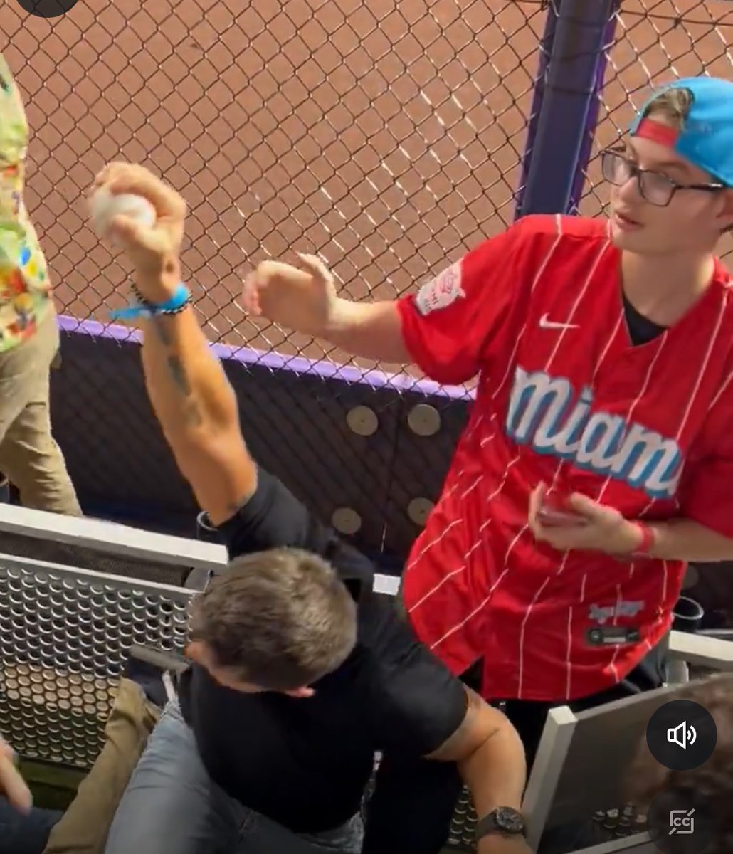 defi_dino's tweet photo. @kaylanknit Bro wanted to go for the steal too 😂 https://t.co/mUFGjkNKhv