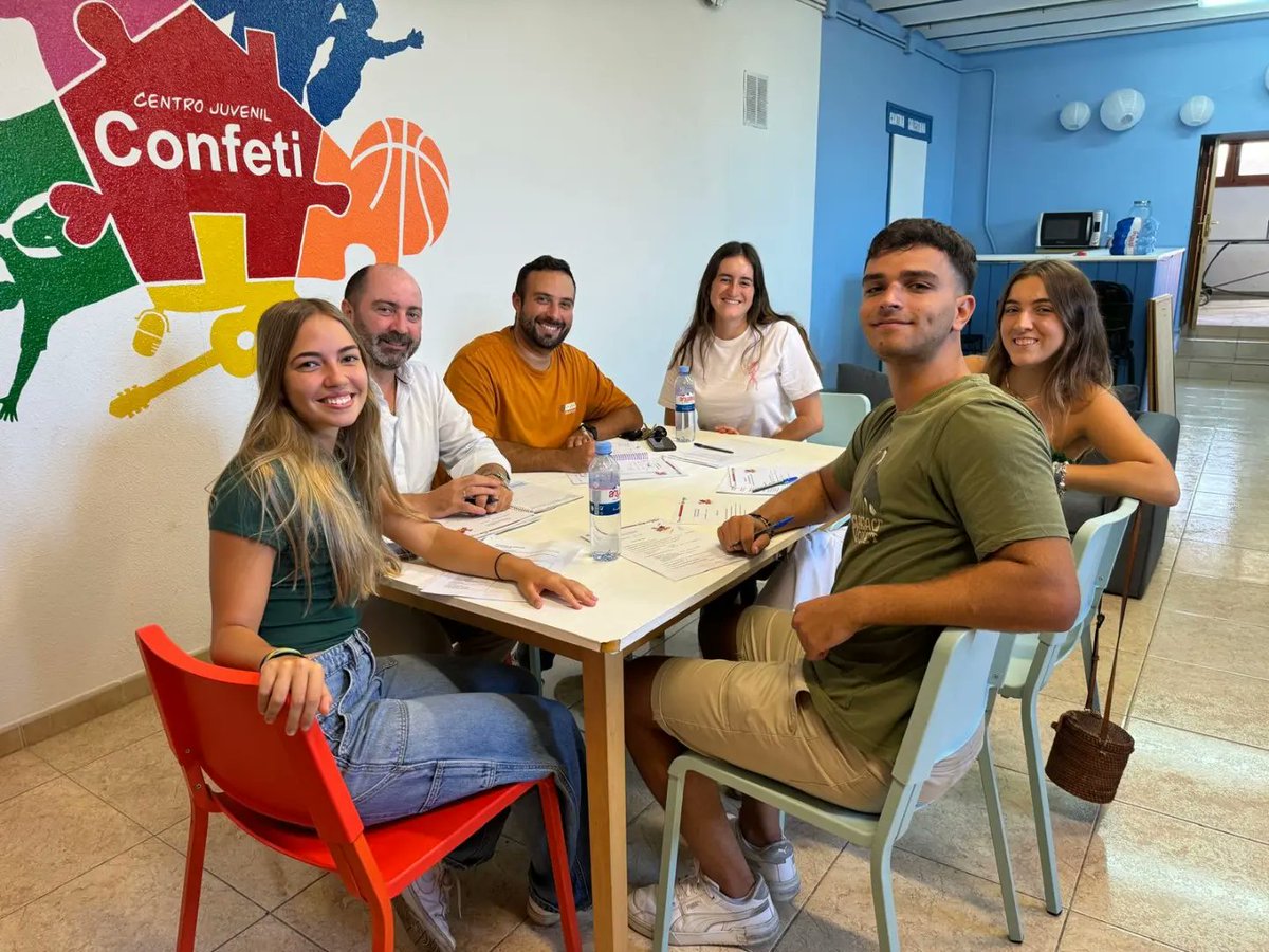 salesianoslpa's tweet photo. La Junta Directiva del Centro Juvenil se pone en marcha con una reunión de programación del nuevo curso, preparando el encuentro inicial de animadores y diseñando el gran lanzamiento de los grupos de fe y @cjconfeti 
@SalesianosEs #SomosFuturo https://t.co/9hOprRJaaZ