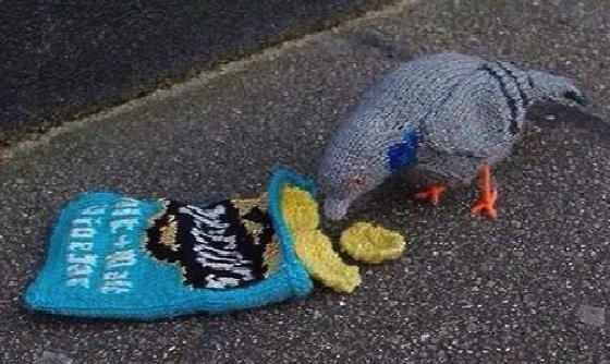 a_london_pigeon's tweet photo. I wouldn't get between this pigeon and his salt and vinegar snack  #knitted 
🧶  Clare Sams @ClareSams  #October2014 https://t.co/jVOjPoPyNZ