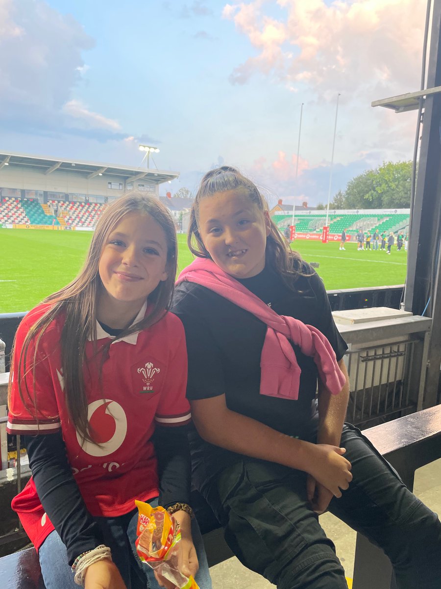LetmanHayley's tweet photo. Fantastic night seeing wales get a win against Australia, soph loved it, no voice left and one happy girl seeing her fav @AlexCallender3 thanks yet again for taking the time to talk with her, made her night as always xx https://t.co/gnANTRKRxT