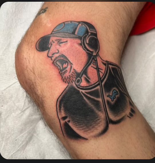 HonoluluBlues_'s tweet photo. My buddy got Dan Campbell biting his knee cap today https://t.co/kAXf2thPyr