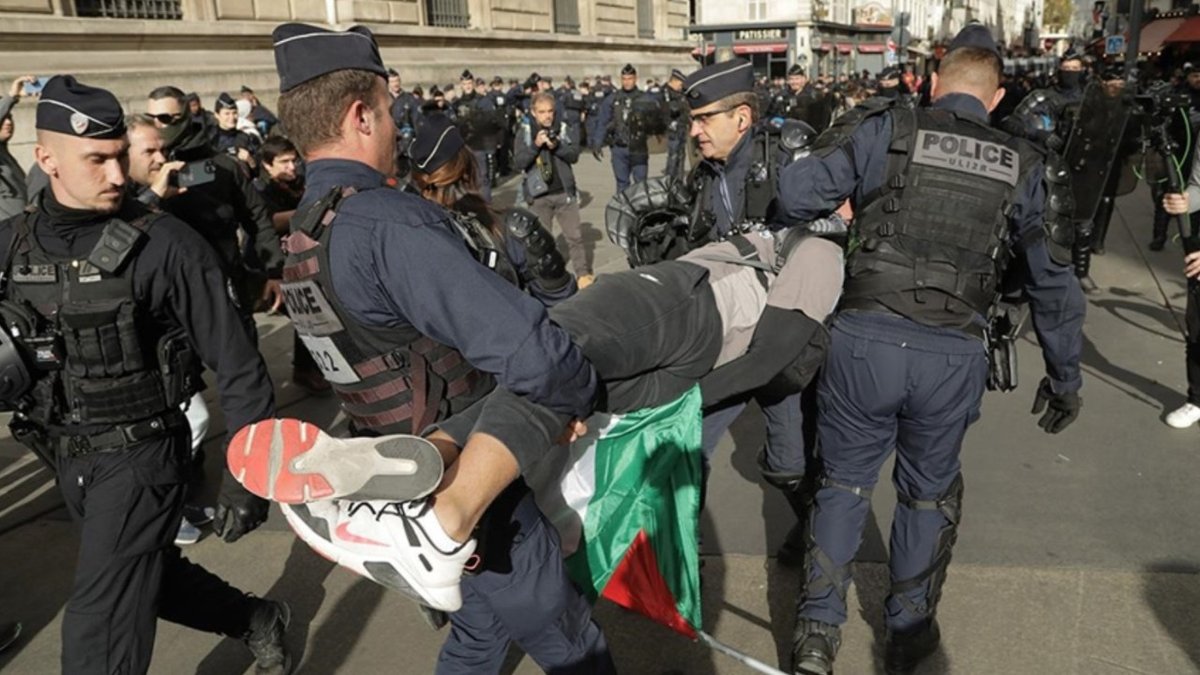 İlk fotoğraf: Paris'te 17 kişinin öldüğü  terör saldırısı sonrası dünya lidelerinin katılımıyla düzenlenen  'Cumhuriyet Yürüşü'

İkinci fotoğraf: Yine Paris'te, Gazze'nin maruz kaldığı İsrail terörüne karşı düzenlenen yürüyüş

Medeni Batı'nın terörle imtihanı...