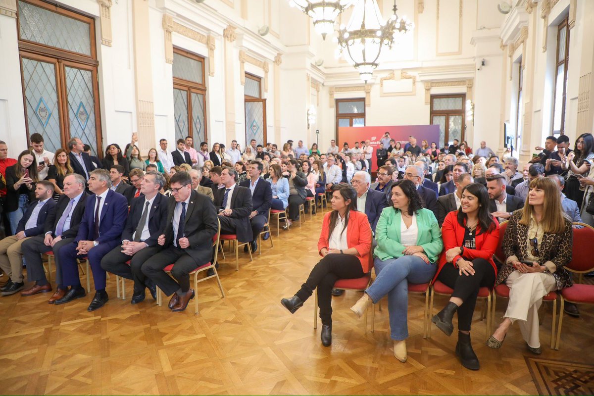 ✔︎👉👉 Educación puso en ejecución las primeras 250 aulas del Programa 1000 Aulas.... para más información leer nota completa en wp.me/p8kW5o-zGS

#DZ #Educacion #SantaFe #VGG #Region