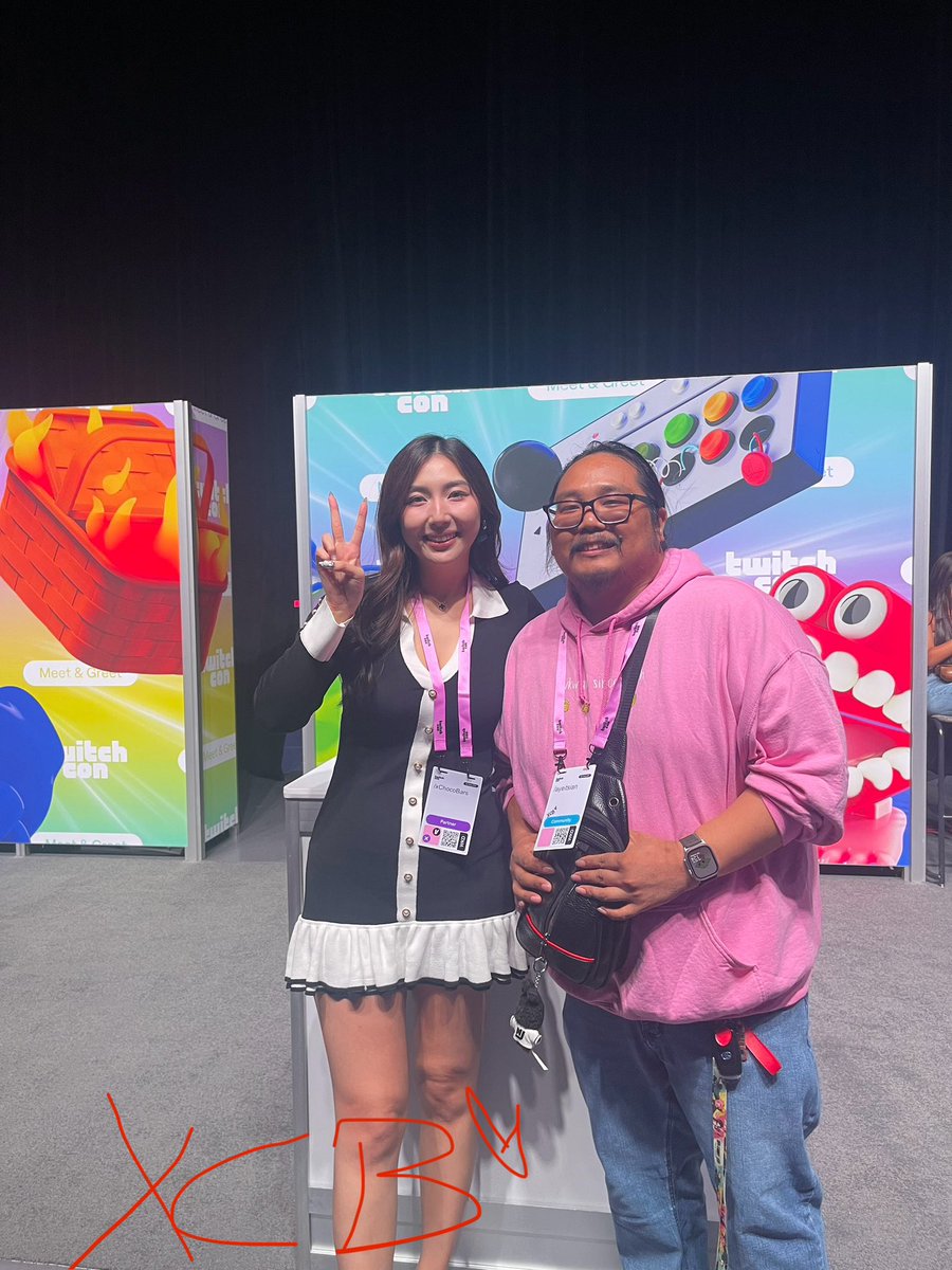 Mi highlight of the day. Meeting <a href="/xChocoBars/">xChocoBars</a> ! I was soooo nervous i could barely keep any eye contact >,< #TwitchConSanDiego