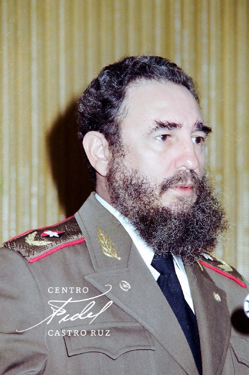 #Fidel:"Ellos como dirigentes revolucionarios comprenden y sienten no solo la pasión de resolver esos problemas para las masas, sino comprenden también y además, que eso fortalece políticamente la #Revolución, fortalece la confianza del pueblo, fortalece la fe del pueblo".
