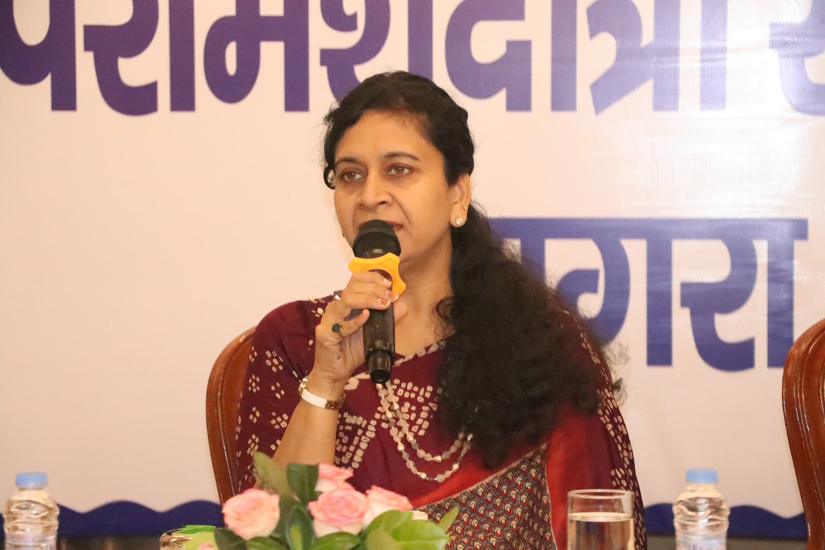 CommissionerAgr's tweet image. 'प्रेरणा' योजना को सफल बनाने हेतु सक्रिय स्वयं सहायता समूह को जोड़कर उन्हें बेहतर प्रशिक्षण देने एवं जागरुकता अभियान और सैनिटरी नैपकिन वितरण की कुशल व्यवस्था बनाये जाने पर दिया जोर।

@CMOfficeUP 
@spgoyal 
#Prerna 
#WomenEmpowement