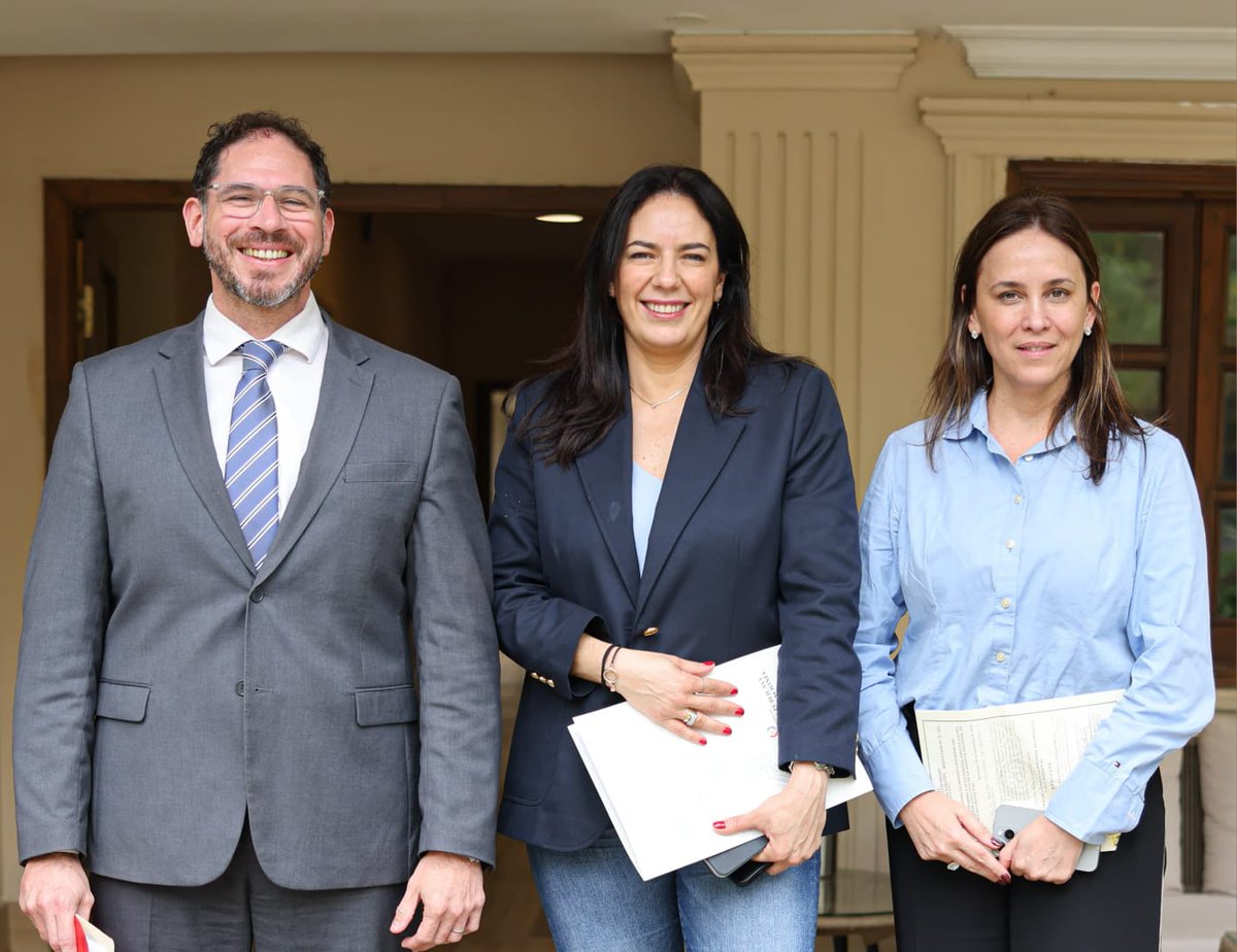 🔋¡Paraguay avanza hacia un futuro energético sostenible!

El presidente <a href="/SantiPenap/">Santiago Peña</a> firmó el decreto N.º 2.553/24 que aprueba la nueva Política Energética Nacional con proyección al 2050, con el objetivo de posicionar al país como líder en la región.

👉mopc.gov.py/?p=7022