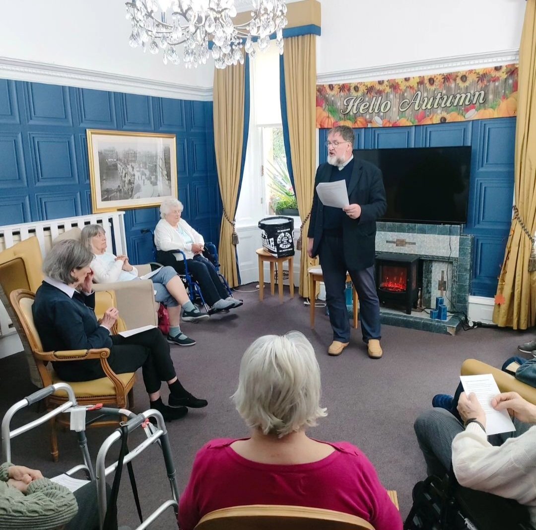 AS_Bearsden's tweet photo. Our Rector Revd David enjoyed being with the residents of Abbotsford House care home this afternoon to celebrate autumn and harvest

#allsaintsbearsden #abbotsfordhousecarehome #scottishepiscopalchurch #dioceseofglasgowandgalloway #autumn #harvest https://t.co/vOzk6JdSiY