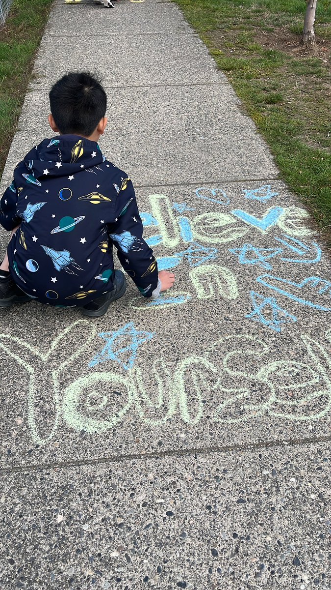 shelagh09's tweet image. Div 1 &amp;amp; 2 working on messages of #positivity for our #terryfoxschoolrun this afternoon.  #sd36learn
