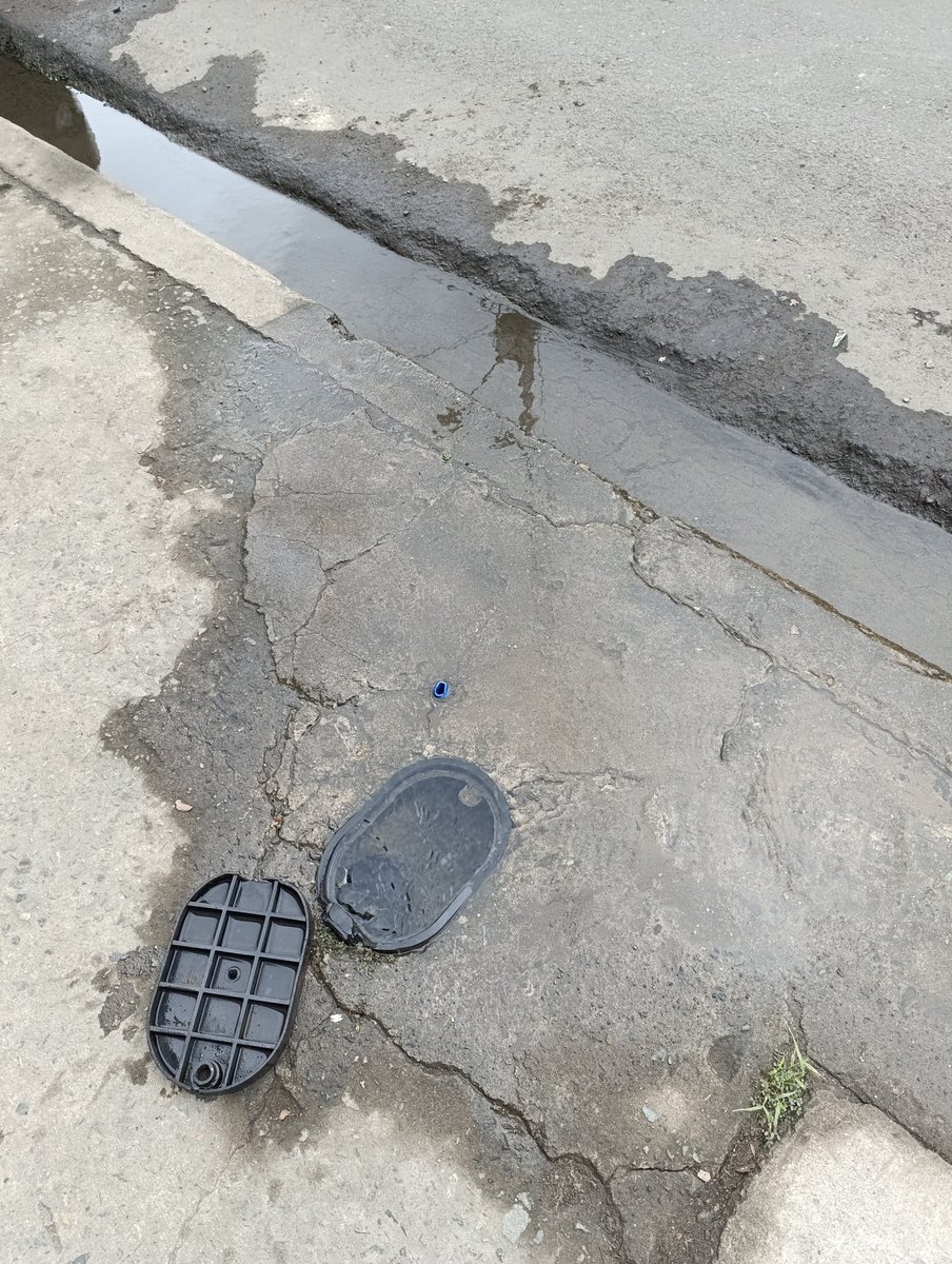 mrdoct's tweet photo. Ya le mando  la cuadrilla el lunes !, semejante fuga de agua ,los delincuentes rompen el medidor , nadie contesta al teléfono para  reportar el daño, fui a  ventanilla y la  que atiende me dice  el lunes  le van  arreglar, fin de   semana   sin líquido  vital https://t.co/PJCbOIonfc
