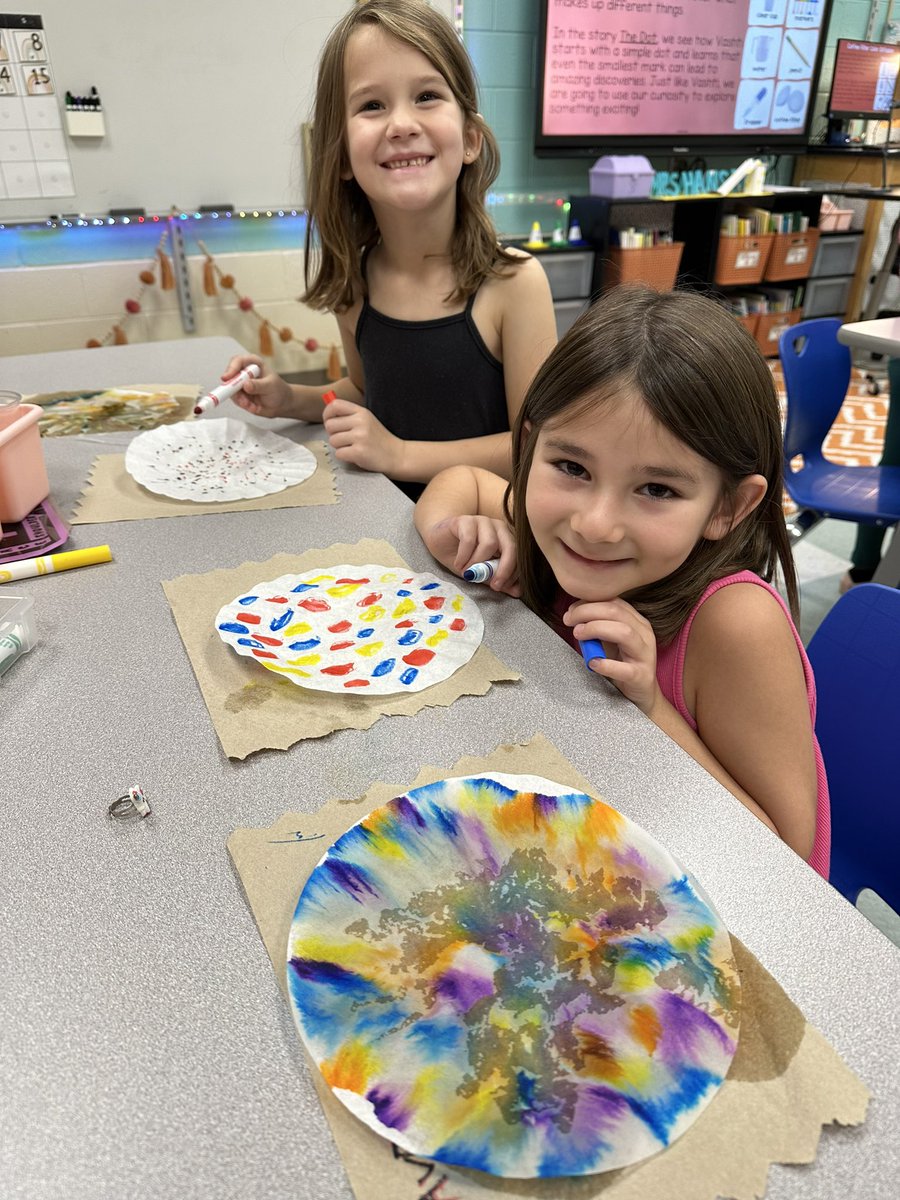 In the STEM Lab, 1st Grade students explored the process of color diffusion. Check out their discoveries! 👩🏼‍🔬 #allinforssd #allinthehive