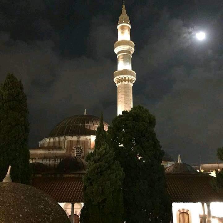 selaniklisinan's tweet image. Rodos adasında bir yadigar Süleymaniye.

Karanlık sadece geceye yakışıyor yüreğiniz hep aydınlık olsun🌙

#Rodos