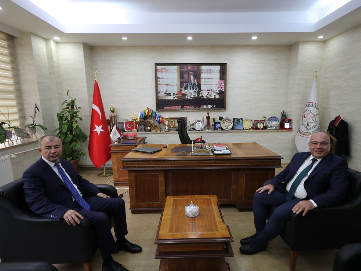 Valimiz Yılmaz DORUK, Amasya Baro Başkanı Av. Bahadır TEKEŞ'e veda ziyaretinde bulundu.

Baro Başkanı TEKEŞ, Amasya'mıza kattıkları için Valimize teşekkür ederek, görevinde başarılar diledi.
