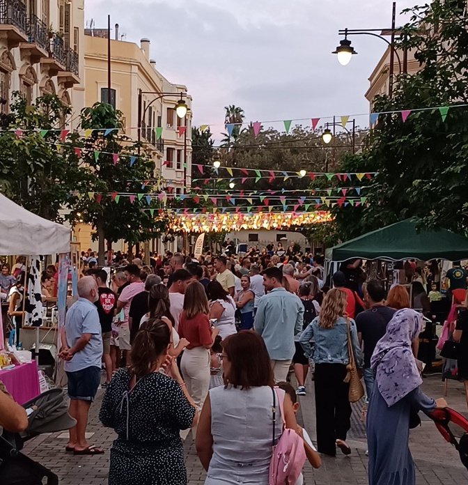 Enhorabuena a la asociación zona centro por la verbena. Muy animada y sin duda anima la actividad comercial del centro de la ciudad. Me ha recordado las verbenas de los barrios. A mí me recordaba a la que me pillaba cerca de niño. La del barrio del carmen