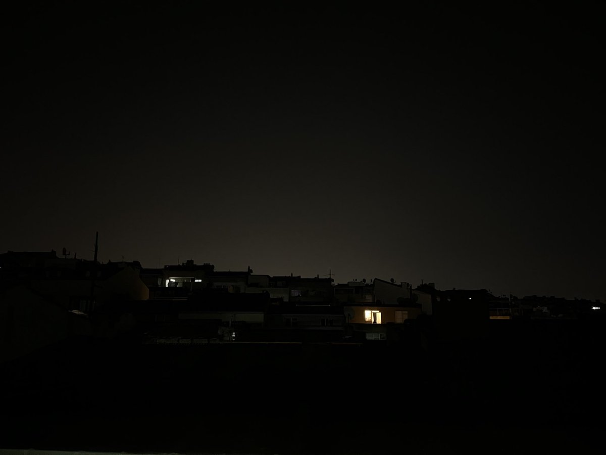 arkadaşın balkondaki yataginda su sekil takilip aglarken bi anda karsidaki ev ne güzel duruyo dedi kalktim fotosunu cektim bok gibi cikti