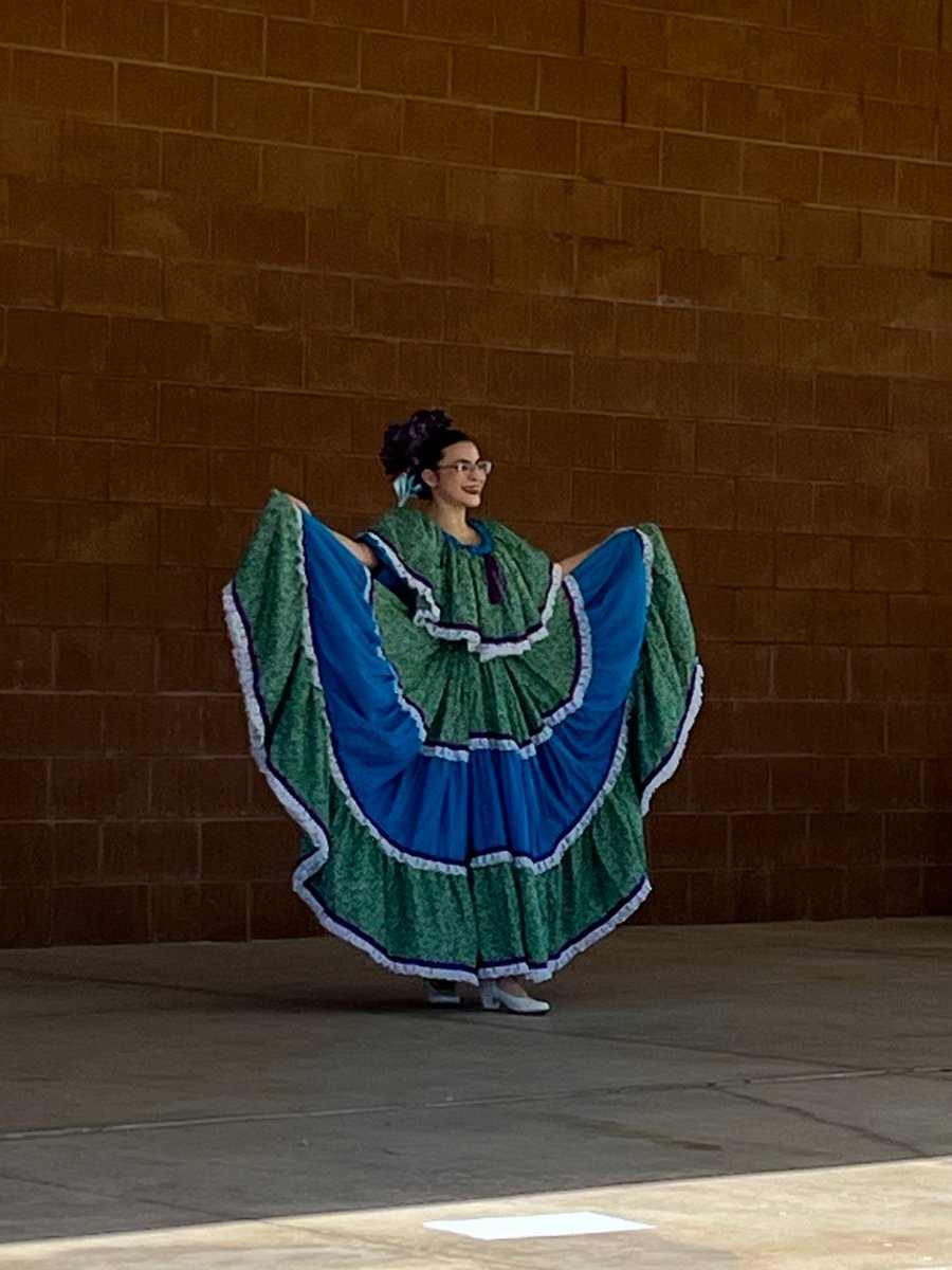 bolognascorpion's tweet photo. Our students were treated to a vibrant performance by Pilar Jackson from Instituto de Folklor Mexicano! 💃 Pilar, who has been dancing for 8 years, performed a traditional dance from the coastal state of Sinaloa, Mexico. 🌺🇲🇽 #WeAreChandlerUnified #bthespark #stingenergy https://t.co/poWaAhiBQB