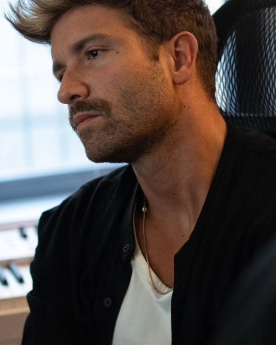 belnose's tweet photo. " Alfileres de nostalgia, nos sujetan sin permiso, cuando el corazón y el alma sólo piden un #inciso " ....Tus letras son pura poesía @pabloalboran ... qué bonito es tenerte tan presente, sobre todo cuando cierro los ojos 🧡...es que no puedo quererte más 🥹🥹 https://t.co/9XgL2EGGJI