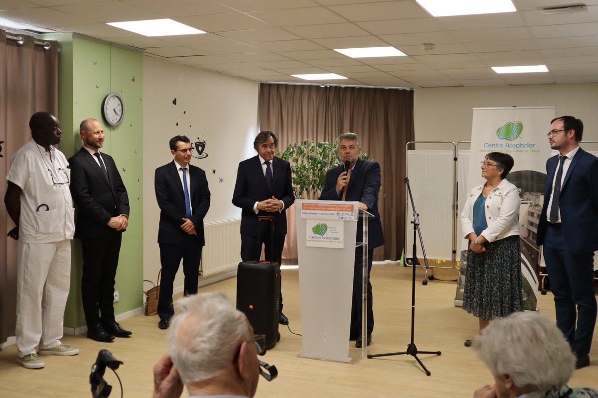 Monsieur le Maire, Christophe Doré, était présent lors la pose de la première pierre de la nouvelle structure de l'EHPAD Fauquet. Le nouveau bâtiment, sera conçu pour permettre aux résidents de retrouver une certaine autonomie, de l’intimité et de développer leur vie sociale.