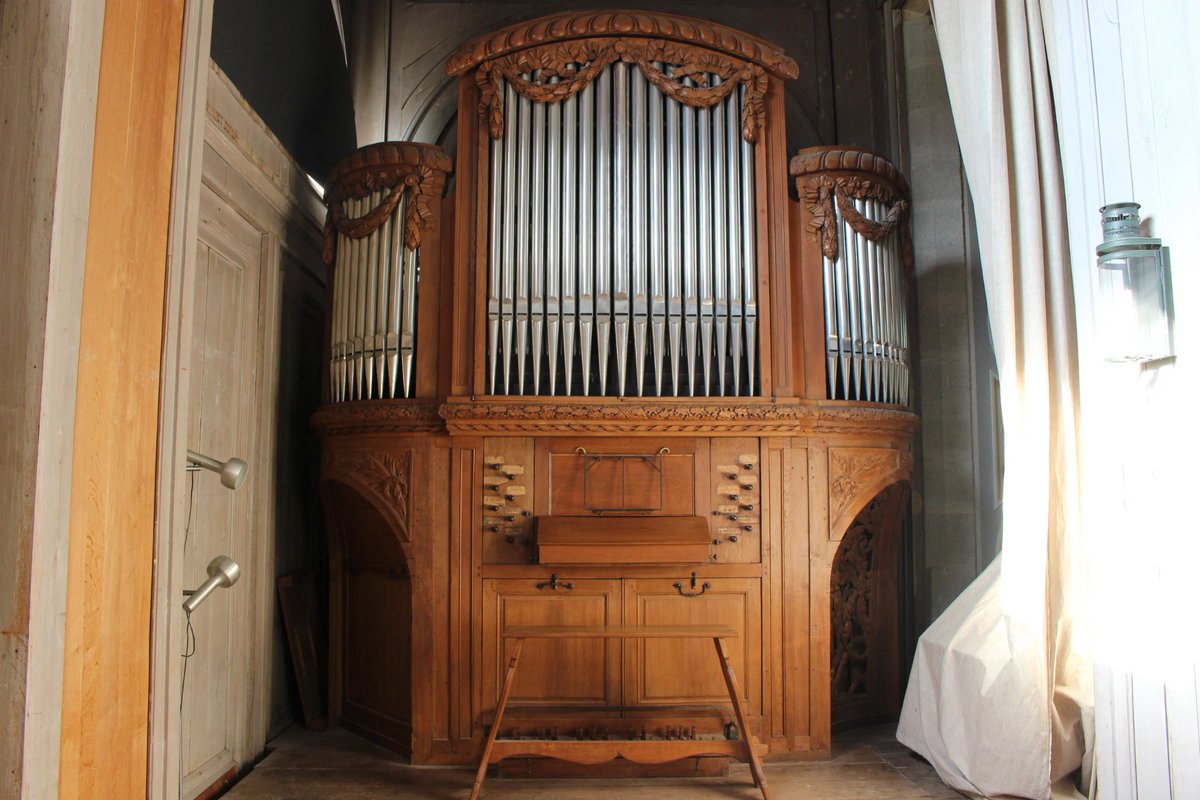 Et cet ouvrage - qu'on a hâte de lire - met en exergue sur sa couverture la tribune (dissimulée) des musiciens de la chapelle du château de Fontainebleau, aménagée en 1772, et dont nous reste aujourd'hui l'orgue réalisé par Clicquot, reconstitué par Alfred Kern en 1967
