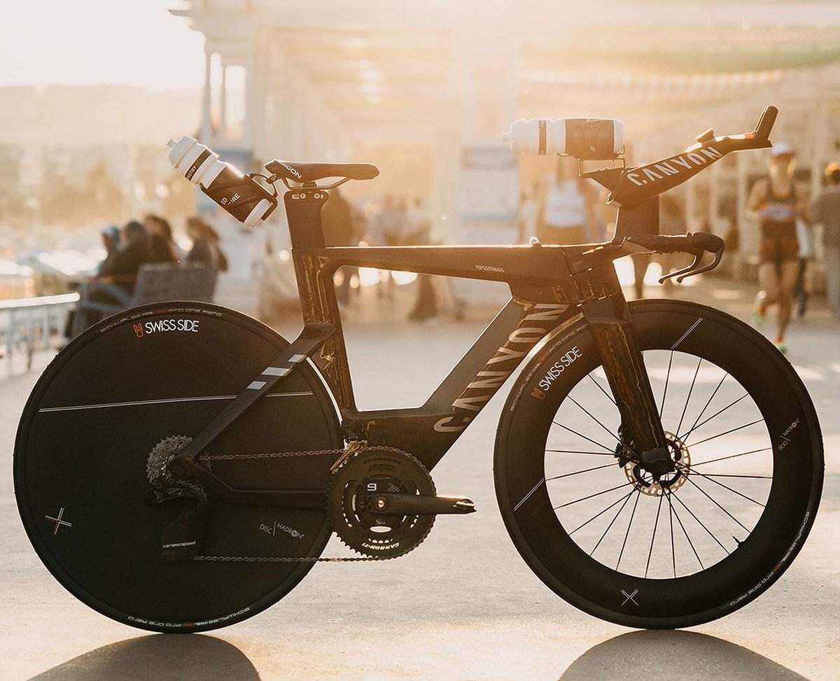 ‼️La Canyon Speedmax CFR de Laura Philipp

Diseñada para la ocasión. La más ligera jamás creada por la marca y con un “cockpit” totalmente personalizado. 11-35 y 40-56 y con bielas de 170mm

¿La bici de la futura campeona? Su mayor rival, Kat Matthews