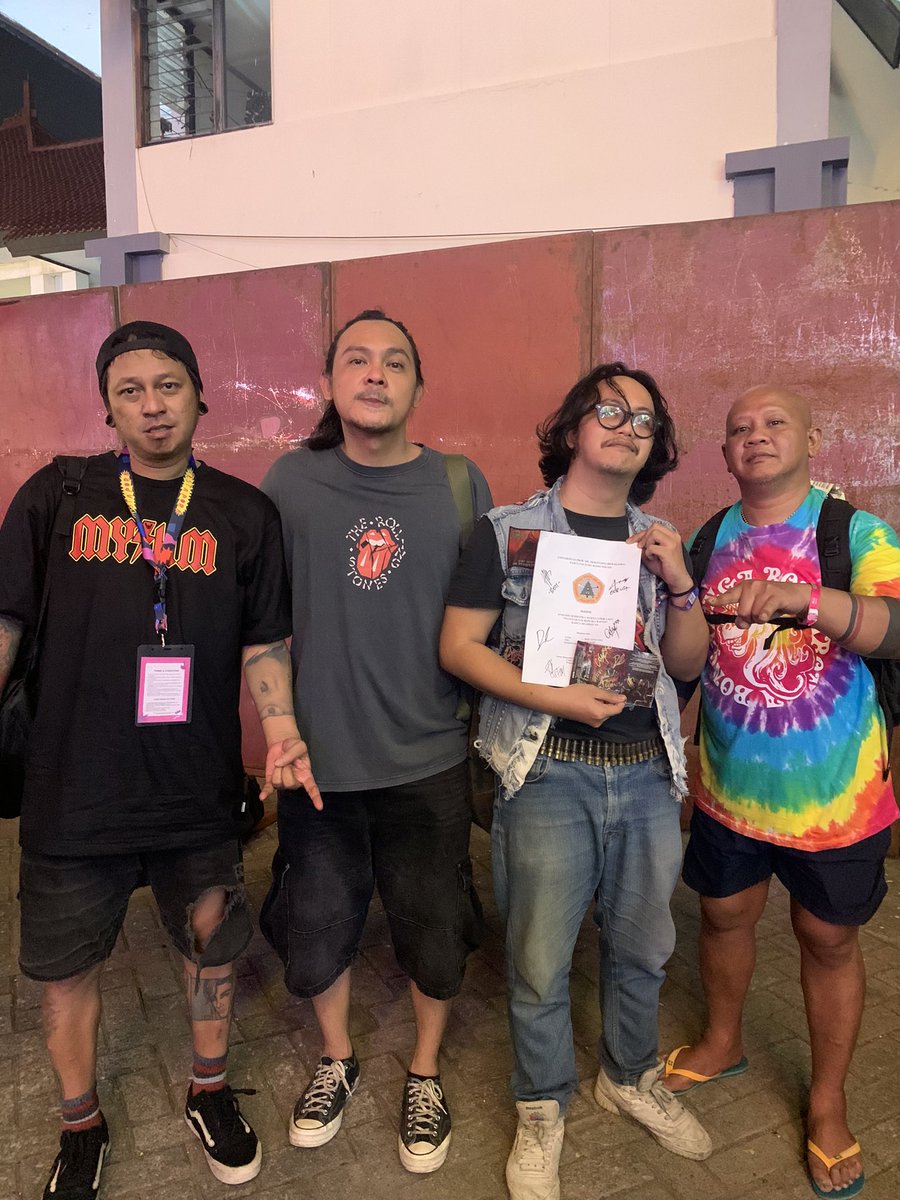bimfuzz's tweet photo. skripsi gue SAH https://t.co/ucRkAbNict