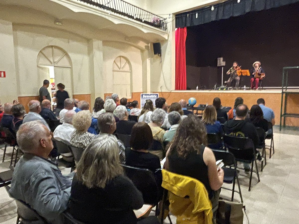 descobrircat's tweet photo. Acabem de presentar ‘L’Empordà dels micropobles’ a La Fraternal d’Espolla, amb concert final del duet Kelimós. Quanta empenta que hi ha als pobles petits del país, i que necessari que és impulsar el món rural. Perquè al pot petit hi ha la bona confitura! https://t.co/x5kwPKY7hN